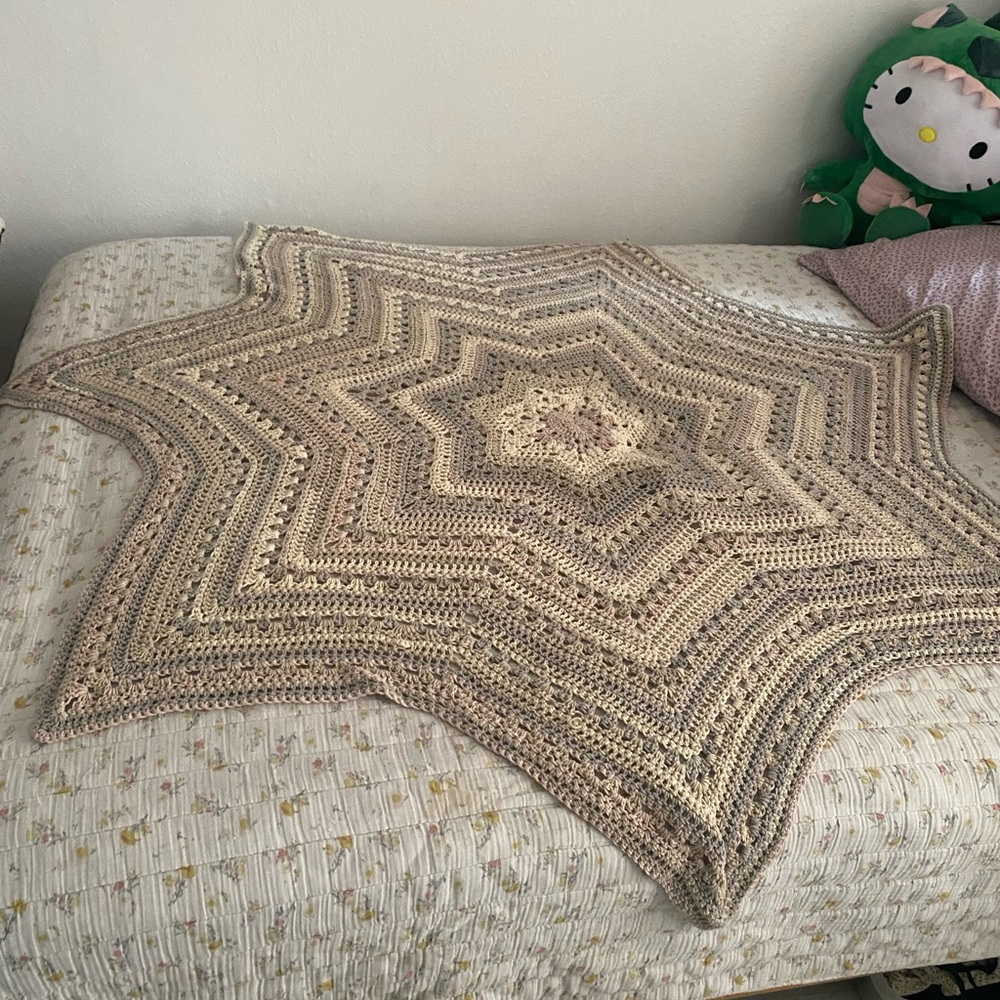 Star-Shaped Crochet Blanket in Neutral Tones